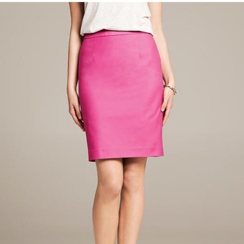 MaxMara size 8 Skirt Hot Pink perfect for your next office day Made in Italy